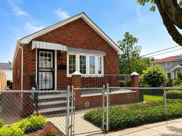 House for sale in Queens, Arverne