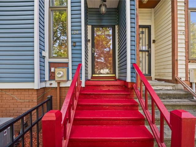 Townhouse for sale in Oak Hill, New York