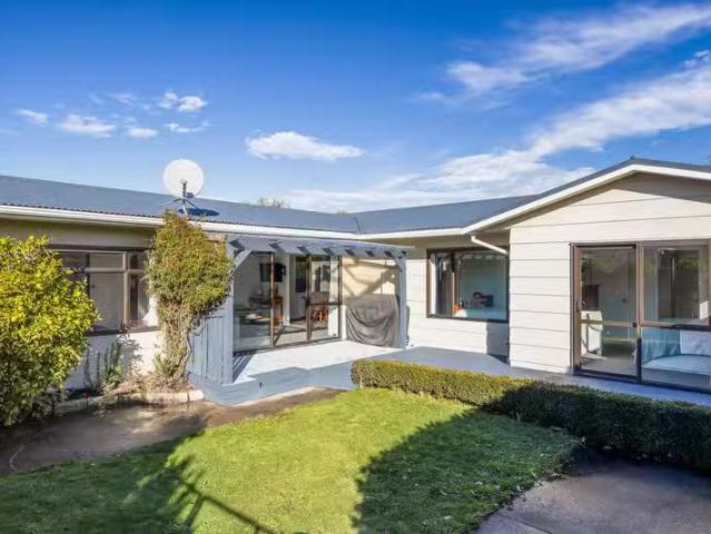 House for sale in Chaslands, Canterbury