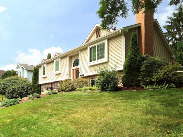 House for sale in Lemont, Pennsylvania