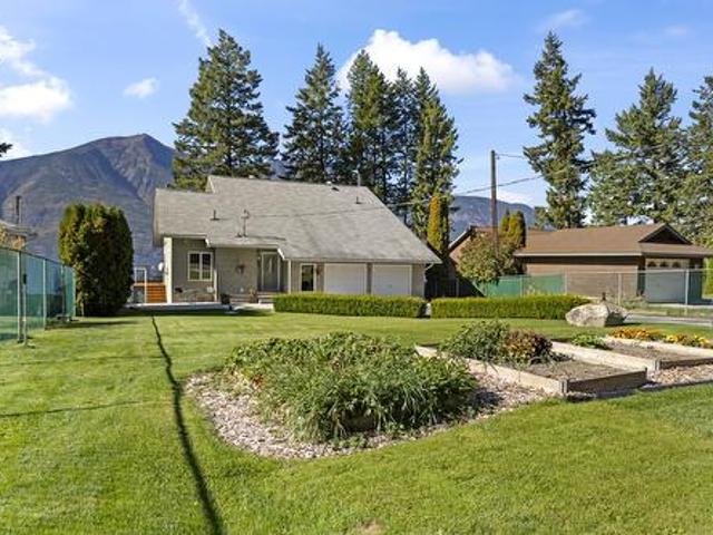 House for sale in Sirdar, British Columbia