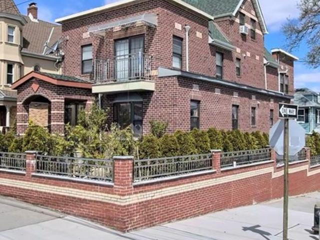 House for sale in Queens, Arverne