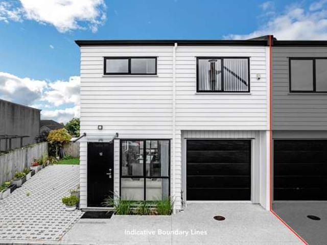 Townhouse for sale in Kelston
