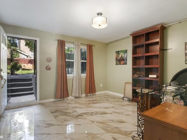 Townhouse for sale in The Bronx, Arverne
