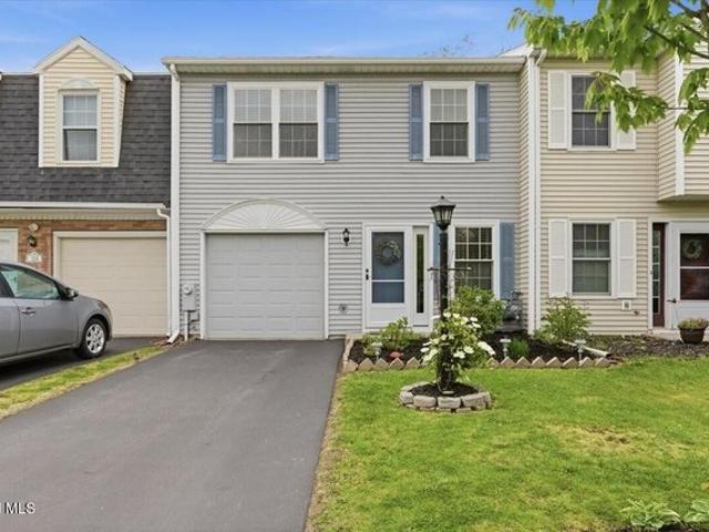 Townhouse for sale in Watervliet, New York