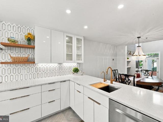 Condo for sale in Jefferson Houston, Alexandria