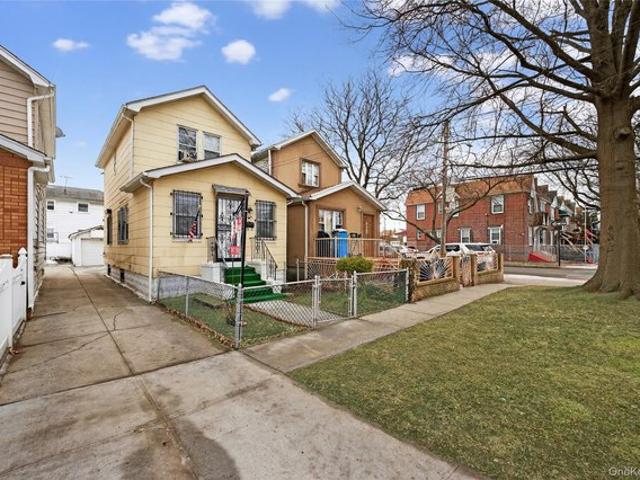House for sale in Queens, Arverne