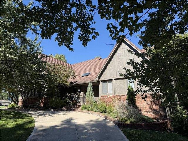 House for sale in Leawood Estates, Leawood