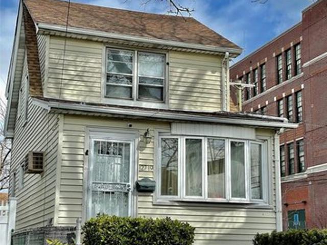 House for sale in Queens, Arverne