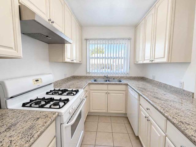 Apartment for rent in Canoga Park, California