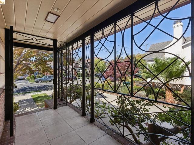 House for sale in Gold Coast, Alameda