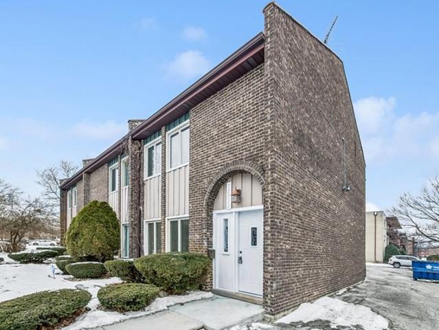 Townhouse for sale in Crestwood, Illinois