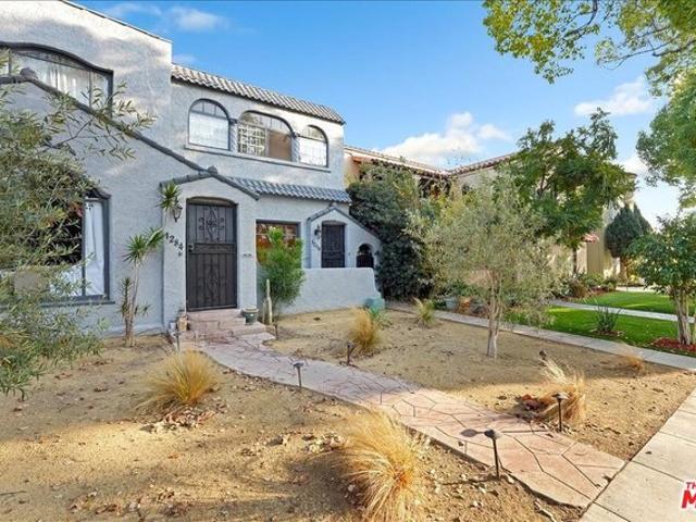 Townhouse for sale in Canoga Park, California