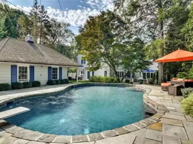House for rent in Darien