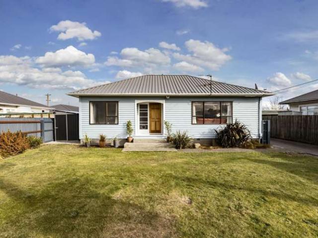 House for sale in Chaslands, Canterbury