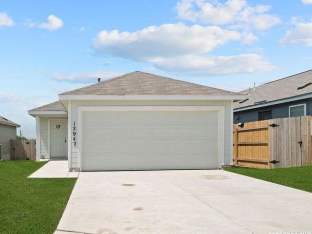 House for sale in Saint Hedwig, Texas