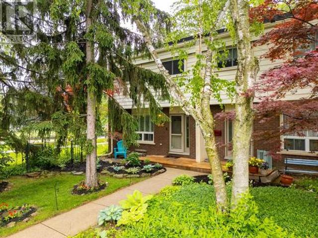 Townhouse for sale in Ancaster, Ontario