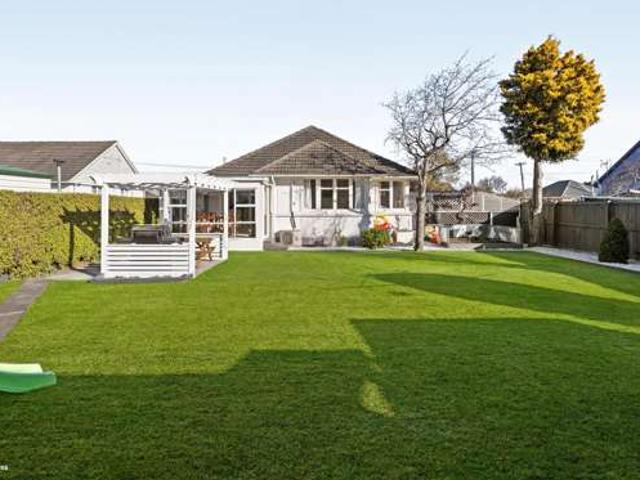 House for sale in Chaslands, Canterbury