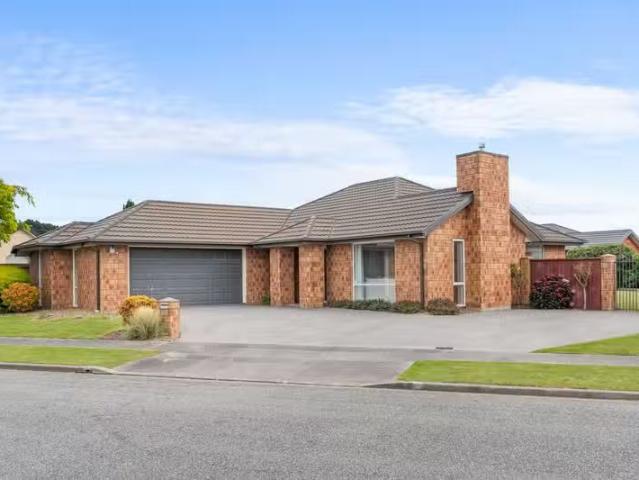 House for sale in Chaslands, Canterbury