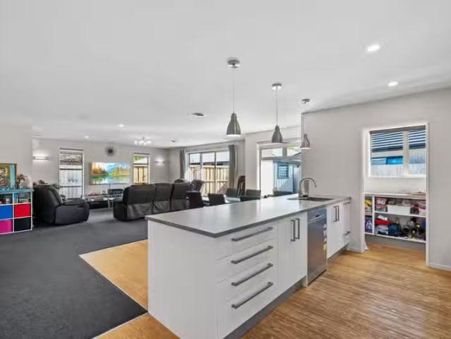 House for sale in Chaslands, Canterbury