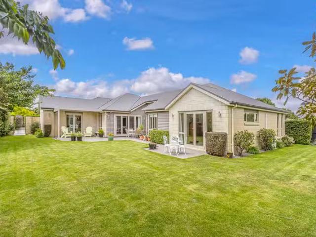 House for sale in Chaslands, Canterbury