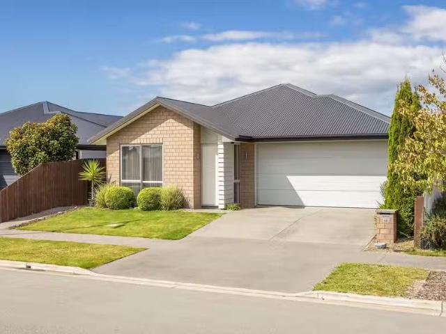 House for sale in Chaslands, Canterbury