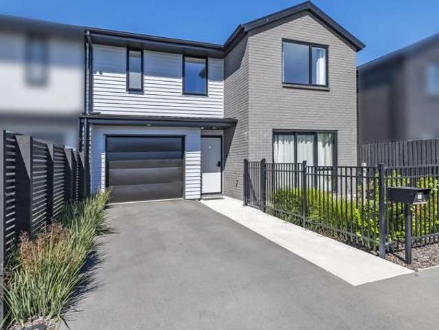 Townhouse for sale in Chaslands, Canterbury