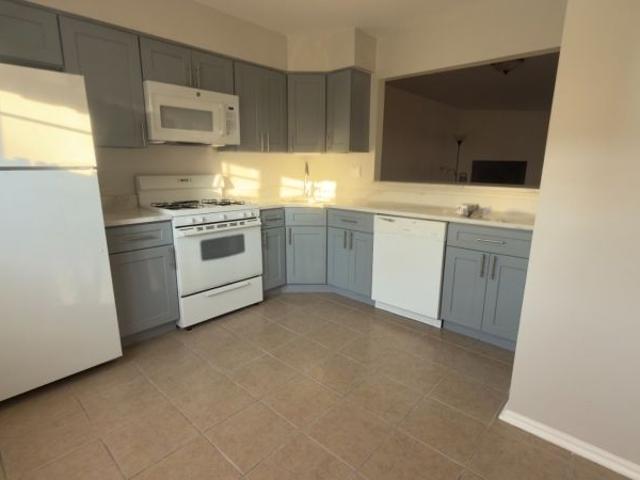 Condo for rent in Kendall Park, New Jersey