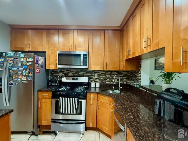 Townhouse for sale in Edison, New Jersey