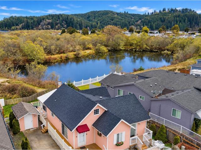 House for sale in Lakeside, Coos County