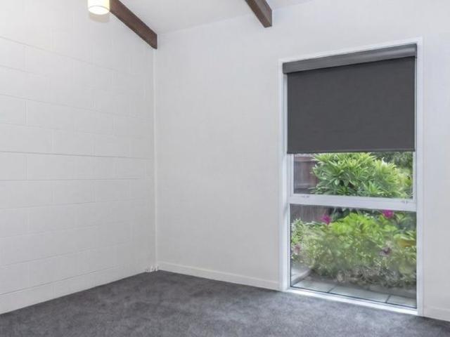 Townhouse for rent in Chaslands, Canterbury