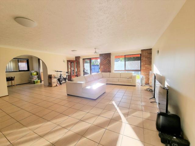 Apartment for rent in Broadbeach Waters, Gold Coast City