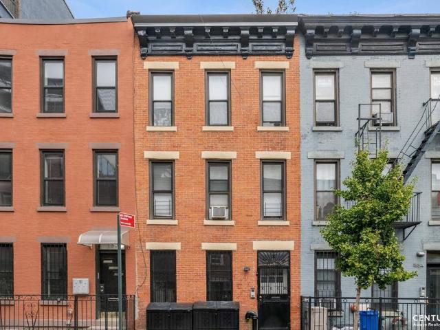Townhouse for sale in Arverne, New York