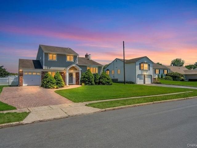 House for sale in Smithtown, New York