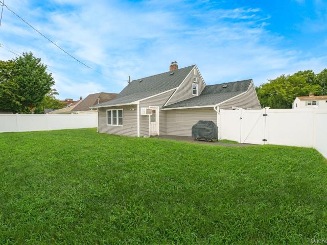 House for sale in Levittown Section Y, Levittown