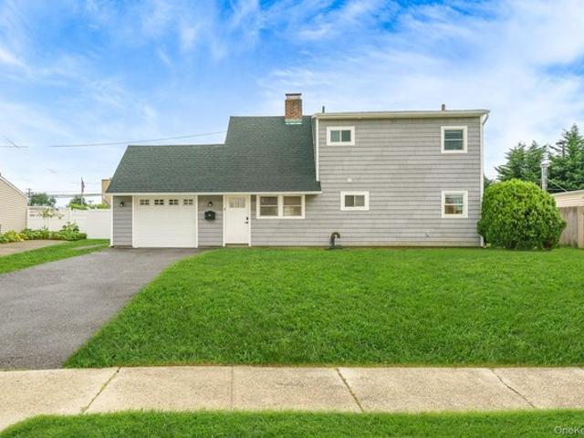 House for sale in Levittown Section Y, Levittown