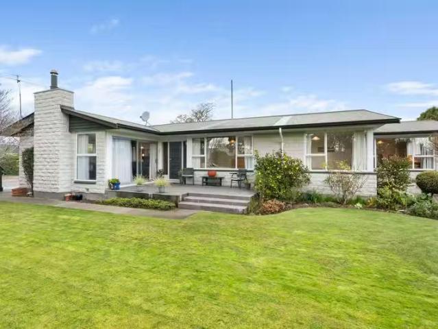 House for sale in Chaslands, Canterbury