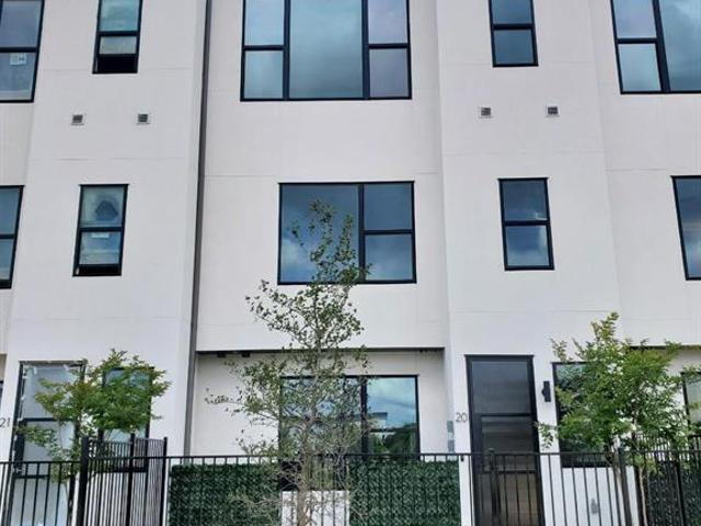 Townhouse for sale in Farmers Branch, Texas