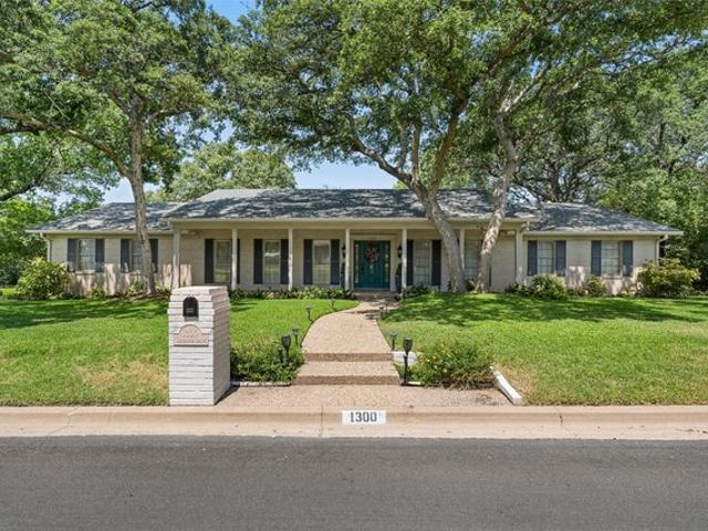 House for sale in Woodway, Texas