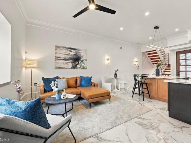 Townhouse for sale in Little Saigon, Philadelphia