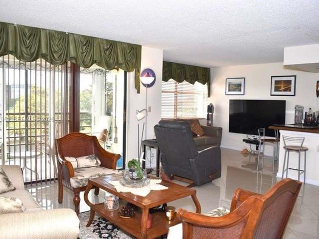 House for sale in Pembroke Pines, Florida