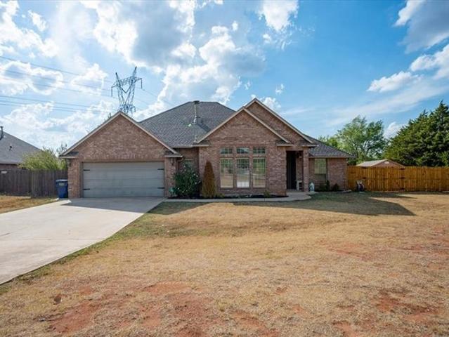 House for sale in Mustang, Canadian County