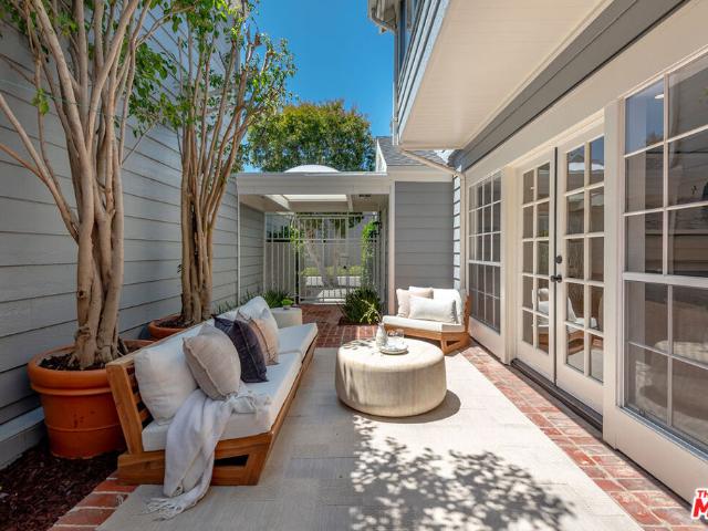 Townhouse for sale in Canoga Park, California