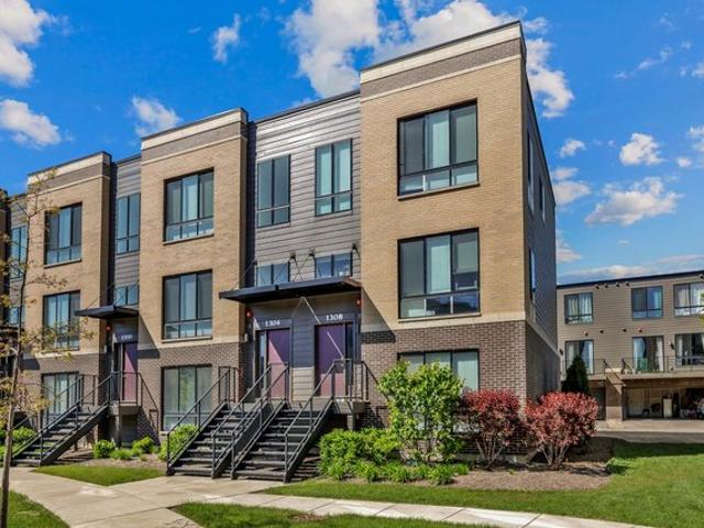 Townhouse for sale in Schaumburg, Illinois