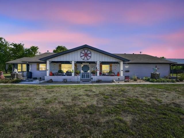 House for sale in Ennis, Ellis County