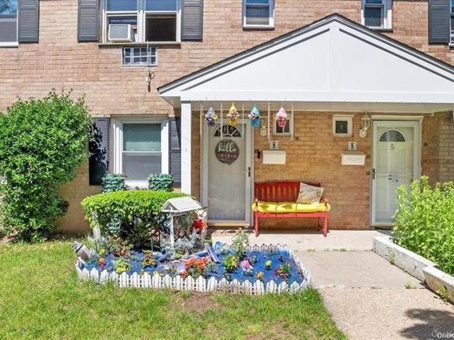 Condo for sale in Glenwood, New York