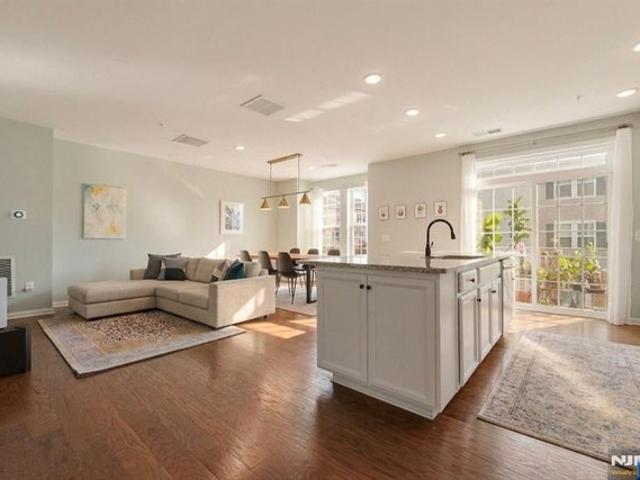 Townhouse for sale in Wood Ridge, New Jersey
