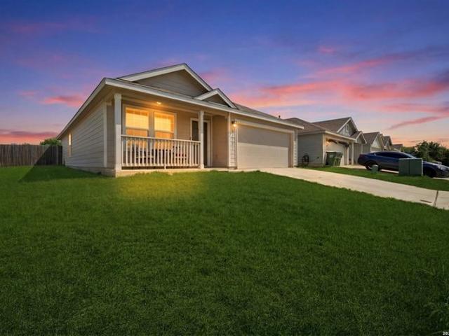 House for sale in Saint Hedwig, Texas