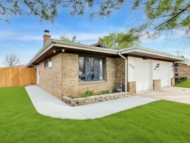 Townhouse for sale in Streamwood, Illinois