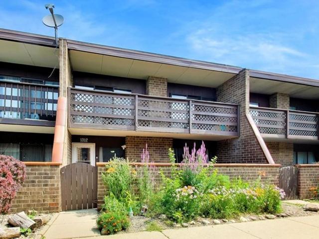 Townhouse for sale in Elgin, Illinois